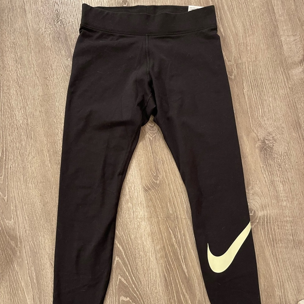 Nike tight fit mid rise full length leggings, size M